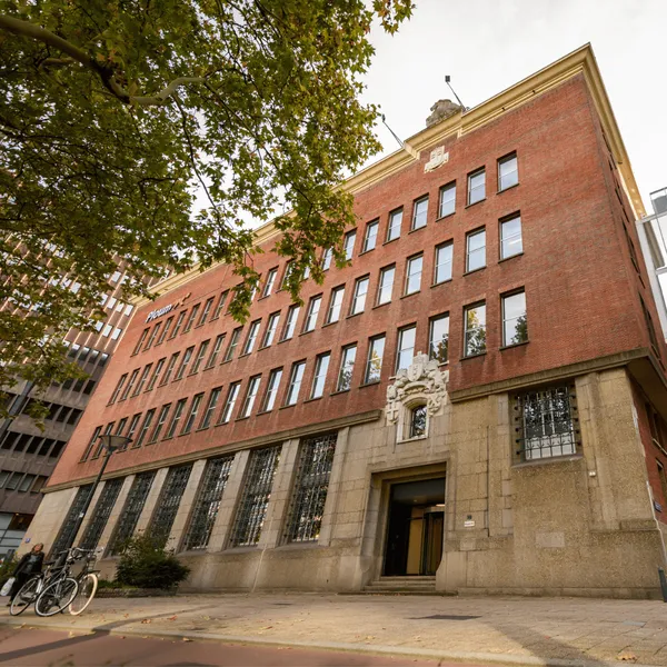 Klantverhaal Ploum: levering en installatie van ultrawide-monitoren Case: brede beeldschermen leveren en installeren in een kantoorgebouw waar daar niet veel ruimte voor is